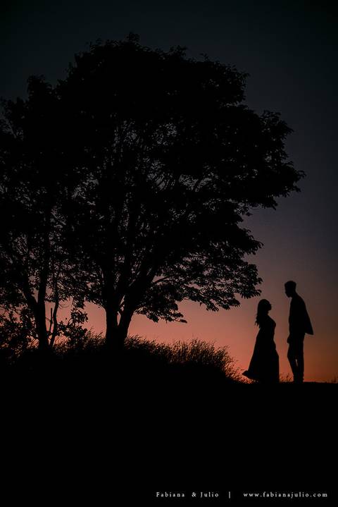 ensaioi de casal, estrada, flores, look florido, ensaio em itirapina, ensaio no morro do facao, fotos de casais, look preto para ensaio, look florido para ensaio'