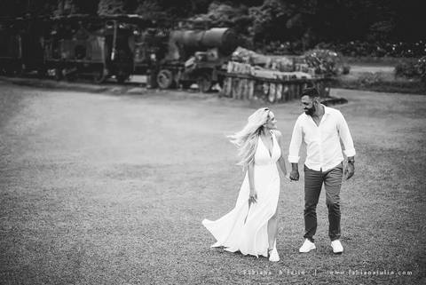 ensaio de casal em paranapiacba, ensaio de casal externo, looks branco para ensaio, looks casal para ensaio, cidade rustica para ensaio, vestido azul par ensaio externo, noiva loira, noivo de de barba, ensaio na estação de trem, ensaio na ponte.'