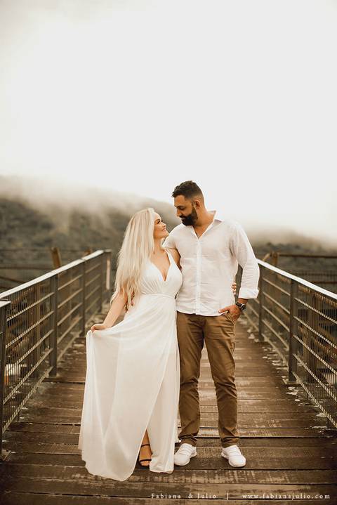 ensaio de casal em paranapiacba, ensaio de casal externo, looks branco para ensaio, looks casal para ensaio, cidade rustica para ensaio, vestido azul par ensaio externo, noiva loira, noivo de de barba, ensaio na estação de trem, ensaio na ponte.'