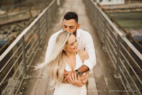 ensaio de casal em paranapiacba, ensaio de casal externo, looks branco para ensaio, looks casal para ensaio, cidade rustica para ensaio, vestido azul par ensaio externo, noiva loira, noivo de de barba, ensaio na estação de trem, ensaio na ponte.'