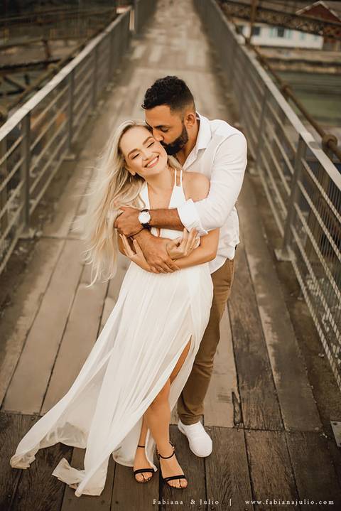 ensaio de casal em paranapiacba, ensaio de casal externo, looks branco para ensaio, looks casal para ensaio, cidade rustica para ensaio, vestido azul par ensaio externo, noiva loira, noivo de de barba, ensaio na estação de trem, ensaio na ponte.'