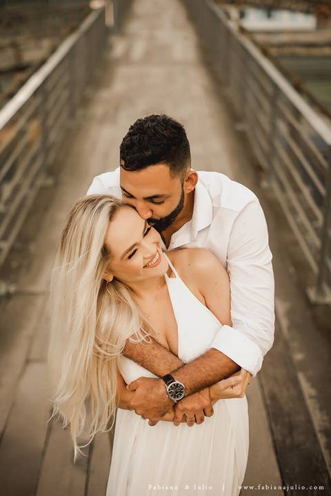 ensaio de casal em paranapiacba, ensaio de casal externo, looks branco para ensaio, looks casal para ensaio, cidade rustica para ensaio, vestido azul par ensaio externo, noiva loira, noivo de de barba, ensaio na estação de trem, ensaio na ponte.'