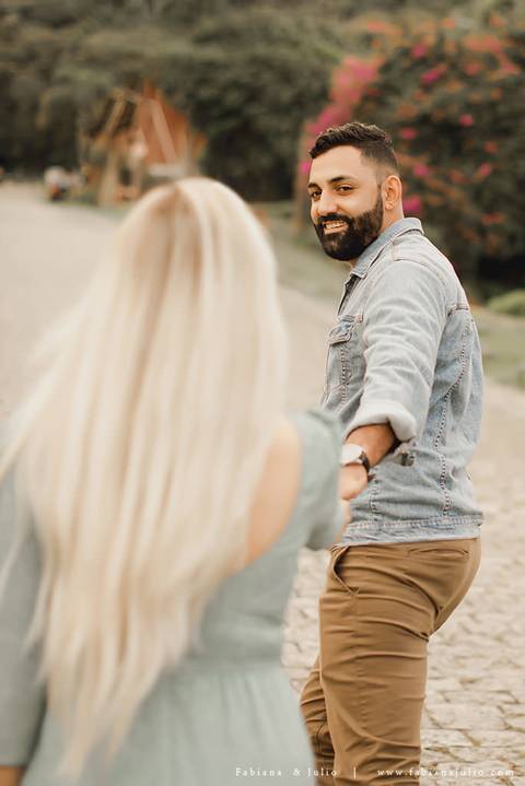 ensaio de casal em paranapiacba, ensaio de casal externo, looks branco para ensaio, looks casal para ensaio, cidade rustica para ensaio, vestido azul par ensaio externo, noiva loira, noivo de de barba, ensaio na estação de trem, ensaio na ponte.'