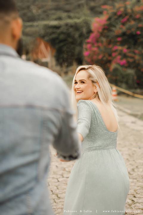 ensaio de casal em paranapiacba, ensaio de casal externo, looks branco para ensaio, looks casal para ensaio, cidade rustica para ensaio, vestido azul par ensaio externo, noiva loira, noivo de de barba, ensaio na estação de trem, ensaio na ponte.'