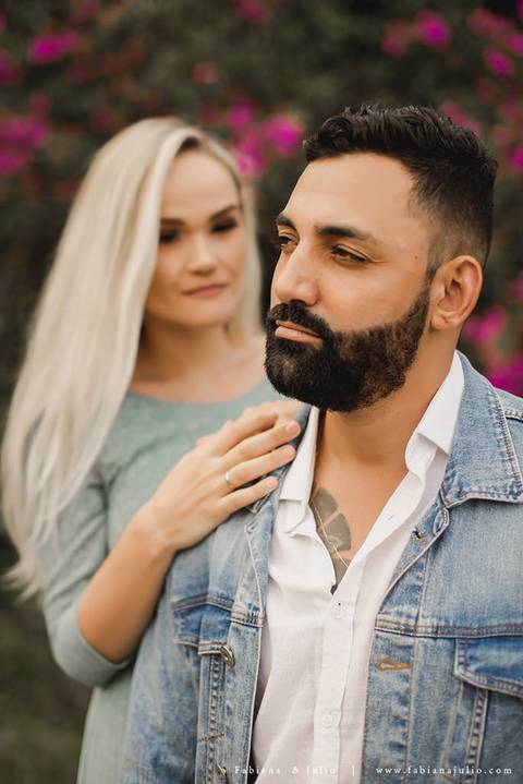 ensaio de casal em paranapiacba, ensaio de casal externo, looks branco para ensaio, looks casal para ensaio, cidade rustica para ensaio, vestido azul par ensaio externo, noiva loira, noivo de de barba, ensaio na estação de trem, ensaio na ponte.ensaio de '