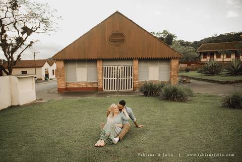 ensaio de casal em paranapiacba, ensaio de casal externo, looks branco para ensaio, looks casal para ensaio, cidade rustica para ensaio, vestido azul par ensaio externo, noiva loira, noivo de de barba, ensaio na estação de trem, ensaio na ponte.'
