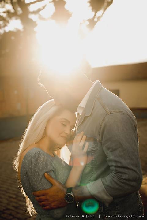 ensaio de casal em paranapiacba, ensaio de casal externo, looks branco para ensaio, looks casal para ensaio, cidade rustica para ensaio, vestido azul par ensaio externo, noiva loira, noivo de de barba, ensaio na estação de trem, ensaio na ponte.'