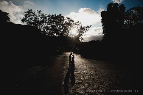 ensaio de casal em paranapiacba, ensaio de casal externo, looks branco para ensaio, looks casal para ensaio, cidade rustica para ensaio, vestido azul par ensaio externo, noiva loira, noivo de de barba, ensaio na estação de trem, ensaio na ponte.'