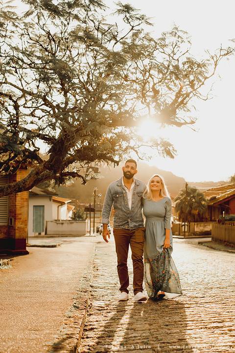 ensaio de casal em paranapiacba, ensaio de casal externo, looks branco para ensaio, looks casal para ensaio, cidade rustica para ensaio, vestido azul par ensaio externo, noiva loira, noivo de de barba, ensaio na estação de trem, ensaio na ponte.'