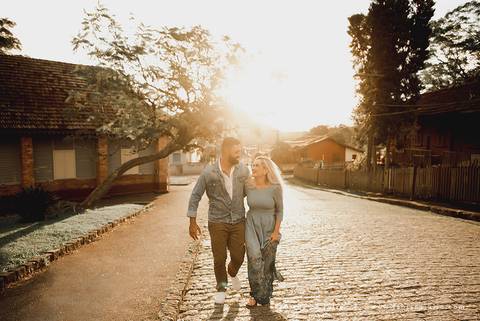 ensaio de casal em paranapiacba, ensaio de casal externo, looks branco para ensaio, looks casal para ensaio, cidade rustica para ensaio, vestido azul par ensaio externo, noiva loira, noivo de de barba, ensaio na estação de trem, ensaio na ponte.'