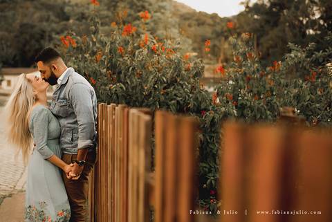 ensaio de casal em paranapiacba, ensaio de casal externo, looks branco para ensaio, looks casal para ensaio, cidade rustica para ensaio, vestido azul par ensaio externo, noiva loira, noivo de de barba, ensaio na estação de trem, ensaio na ponte.'