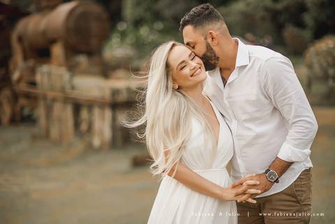 ensaio de casal em paranapiacba, ensaio de casal externo, looks branco para ensaio, looks casal para ensaio, cidade rustica para ensaio, vestido azul par ensaio externo, noiva loira, noivo de de barba, ensaio na estação de trem, ensaio na ponte.'