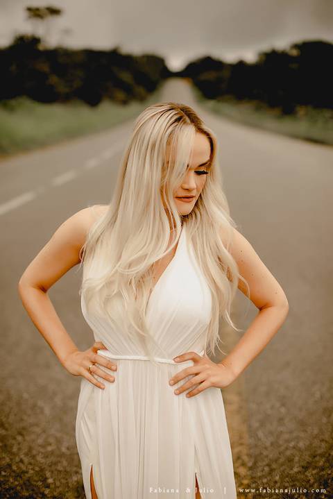 ensaio de casal em paranapiacba, ensaio de casal externo, looks branco para ensaio, looks casal para ensaio, cidade rustica para ensaio, vestido azul par ensaio externo, noiva loira, noivo de de barba, ensaio na estação de trem, ensaio na ponte.'