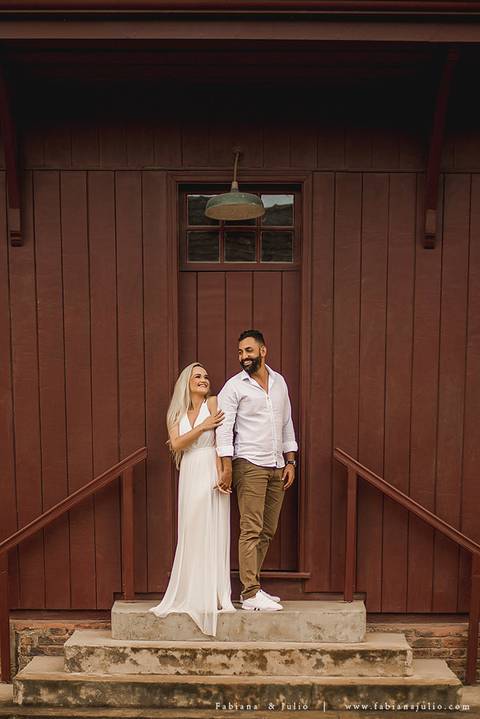 ensaio de casal em paranapiacba, ensaio de casal externo, looks branco para ensaio, looks casal para ensaio, cidade rustica para ensaio, vestido azul par ensaio externo, noiva loira, noivo de de barba, ensaio na estação de trem, ensaio na ponte.'