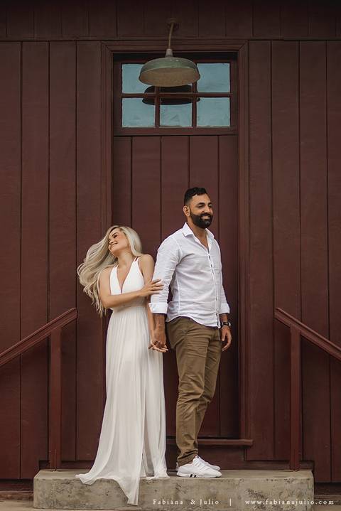 ensaio de casal em paranapiacba, ensaio de casal externo, looks branco para ensaio, looks casal para ensaio, cidade rustica para ensaio, vestido azul par ensaio externo, noiva loira, noivo de de barba, ensaio na estação de trem, ensaio na ponte.'