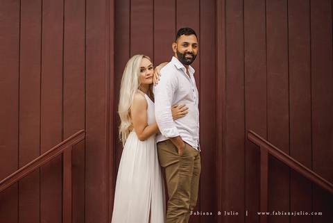 ensaio de casal em paranapiacba, ensaio de casal externo, looks branco para ensaio, looks casal para ensaio, cidade rustica para ensaio, vestido azul par ensaio externo, noiva loira, noivo de de barba, ensaio na estação de trem, ensaio na ponte.'