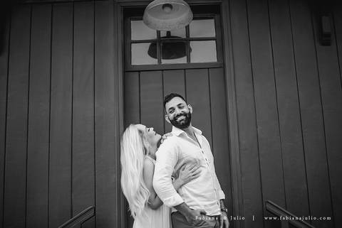 ensaio de casal em paranapiacba, ensaio de casal externo, looks branco para ensaio, looks casal para ensaio, cidade rustica para ensaio, vestido azul par ensaio externo, noiva loira, noivo de de barba, ensaio na estação de trem, ensaio na ponte.'