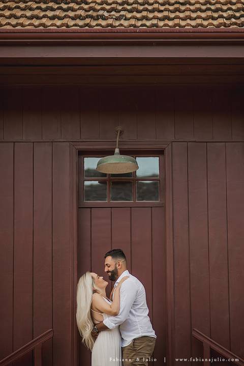 ensaio de casal em paranapiacba, ensaio de casal externo, looks branco para ensaio, looks casal para ensaio, cidade rustica para ensaio, vestido azul par ensaio externo, noiva loira, noivo de de barba, ensaio na estação de trem, ensaio na ponte.'