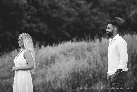 ensaio de casal em paranapiacba, ensaio de casal externo, looks branco para ensaio, looks casal para ensaio, cidade rustica para ensaio, vestido azul par ensaio externo, noiva loira, noivo de de barba, ensaio na estação de trem, ensaio na ponte.'