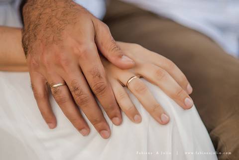 ensaio de casal em paranapiacba, ensaio de casal externo, looks branco para ensaio, looks casal para ensaio, cidade rustica para ensaio, vestido azul par ensaio externo, noiva loira, noivo de de barba, ensaio na estação de trem, ensaio na ponte.'