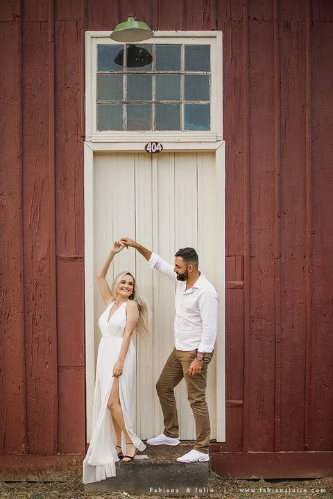 ensaio de casal em paranapiacba, ensaio de casal externo, looks branco para ensaio, looks casal para ensaio, cidade rustica para ensaio, vestido azul par ensaio externo, noiva loira, noivo de de barba, ensaio na estação de trem, ensaio na ponte.'