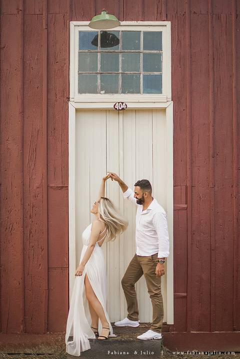 ensaio de casal em paranapiacba, ensaio de casal externo, looks branco para ensaio, looks casal para ensaio, cidade rustica para ensaio, vestido azul par ensaio externo, noiva loira, noivo de de barba, ensaio na estação de trem, ensaio na ponte.'