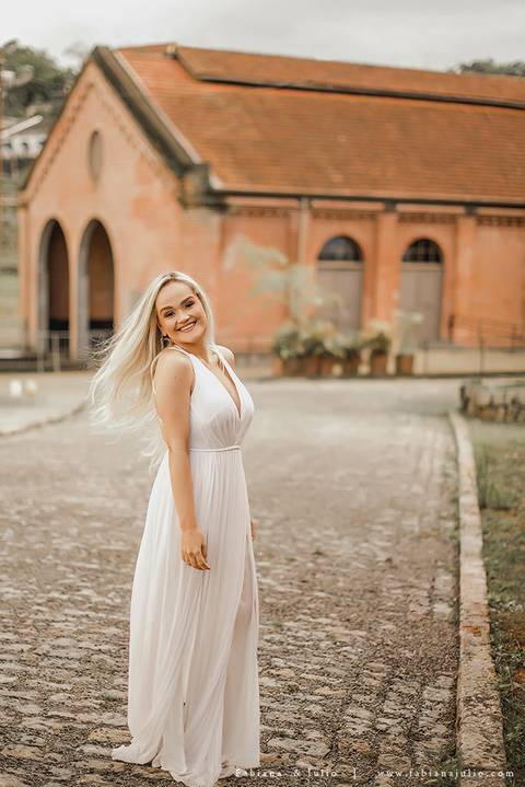 ensaio de casal em paranapiacba, ensaio de casal externo, looks branco para ensaio, looks casal para ensaio, cidade rustica para ensaio, vestido azul par ensaio externo, noiva loira, noivo de de barba, ensaio na estação de trem, ensaio na ponte.'