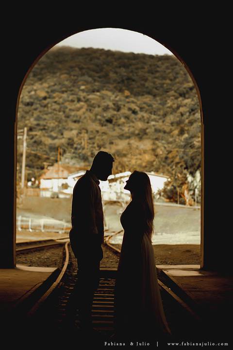 ensaio de casal em paranapiacba, ensaio de casal externo, looks branco para ensaio, looks casal para ensaio, cidade rustica para ensaio, vestido azul par ensaio externo, noiva loira, noivo de de barba, ensaio na estação de trem, ensaio na ponte.'