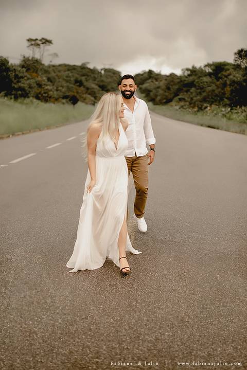 ensaio de casal em paranapiacba, ensaio de casal externo, looks branco para ensaio, looks casal para ensaio, cidade rustica para ensaio, vestido azul par ensaio externo, noiva loira, noivo de de barba, ensaio na estação de trem, ensaio na ponte.'