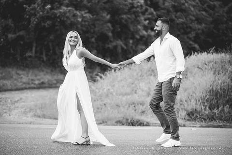 ensaio de casal em paranapiacba, ensaio de casal externo, looks branco para ensaio, looks casal para ensaio, cidade rustica para ensaio, vestido azul par ensaio externo, noiva loira, noivo de de barba, ensaio na estação de trem, ensaio na ponte.'