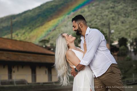 ensaio de casal em paranapiacba, ensaio de casal externo, looks branco para ensaio, looks casal para ensaio, cidade rustica para ensaio, vestido azul par ensaio externo, noiva loira, noivo de de barba, ensaio na estação de trem, ensaio na ponte.'