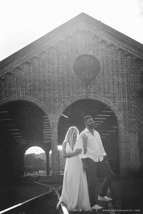 ensaio de casal em paranapiacba, ensaio de casal externo, looks branco para ensaio, looks casal para ensaio, cidade rustica para ensaio, vestido azul par ensaio externo, noiva loira, noivo de de barba, ensaio na estação de trem, ensaio na ponte.'