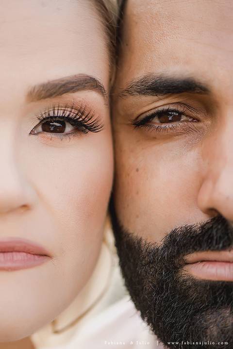 ensaio de casal em paranapiacba, ensaio de casal externo, looks branco para ensaio, looks casal para ensaio, cidade rustica para ensaio, vestido azul par ensaio externo, noiva loira, noivo de de barba, ensaio na estação de trem, ensaio na ponte.'