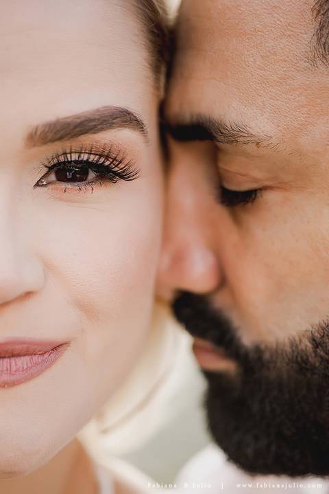 ensaio de casal em paranapiacba, ensaio de casal externo, looks branco para ensaio, looks casal para ensaio, cidade rustica para ensaio, vestido azul par ensaio externo, noiva loira, noivo de de barba, ensaio na estação de trem, ensaio na ponte.'