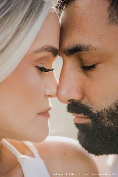 ensaio de casal em paranapiacba, ensaio de casal externo, looks branco para ensaio, looks casal para ensaio, cidade rustica para ensaio, vestido azul par ensaio externo, noiva loira, noivo de de barba, ensaio na estação de trem, ensaio na ponte.'