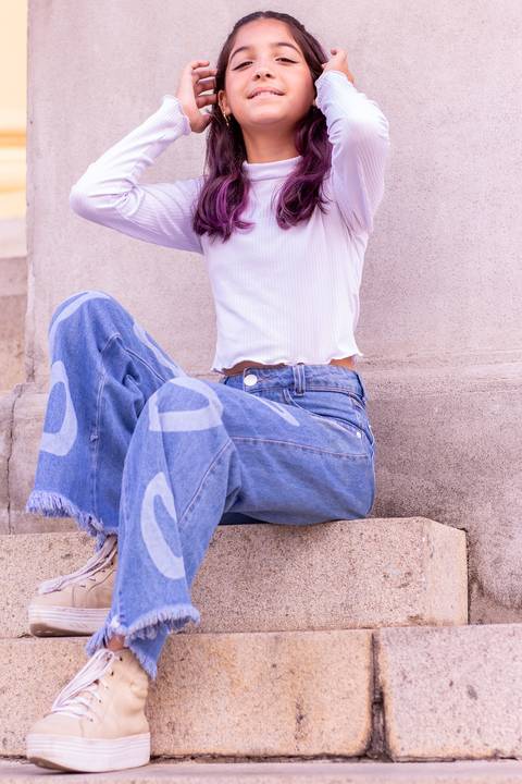 adolescente arrumando o cabelo'