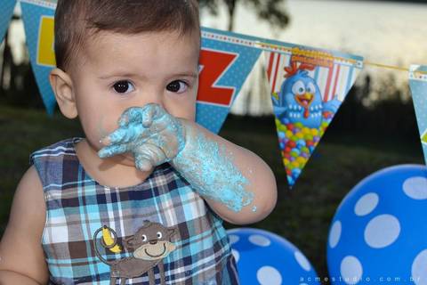 fotografia bagunçando o bolo'