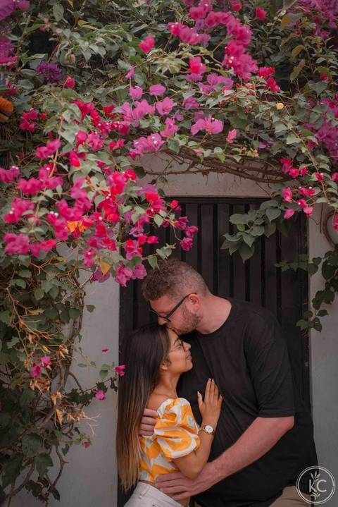 beso en frente willi elvira puerta negra flores'