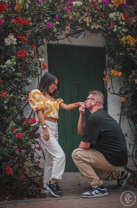 beso en mano rodillas willi elvira de pie'