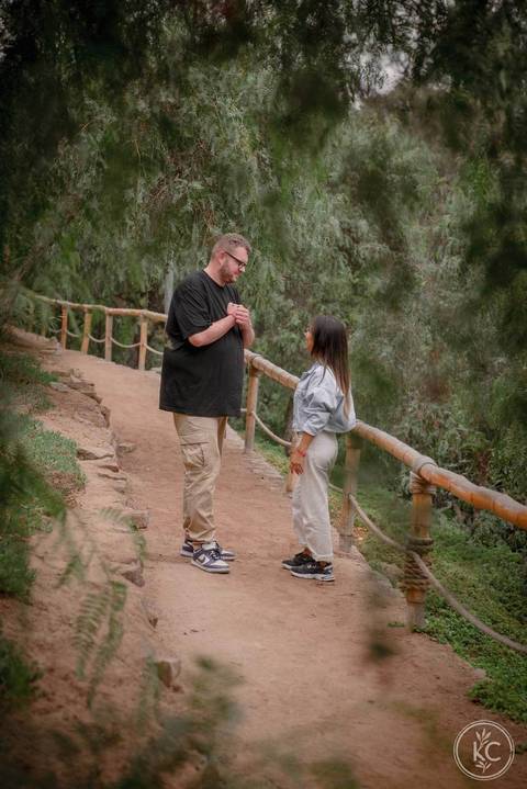 mano corazon de pie mirandose camino verde'