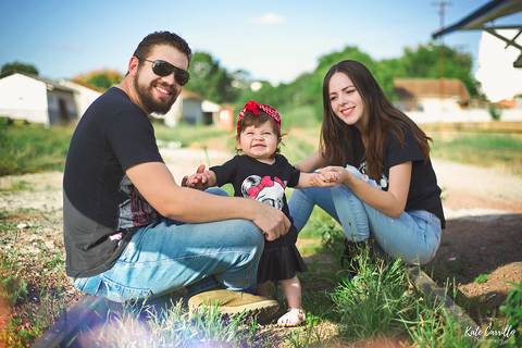 fernando-ingrid.isabela--sonriendo-sentados-linea-tren-pasto-verde-mirando-camara'