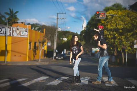 fernando-ingrid-cruzando-calle-familia-beatles-calle'