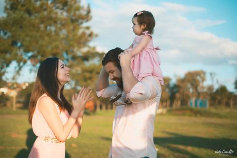ingrid-fernando-cargando-isabela-felices-famila-parque'