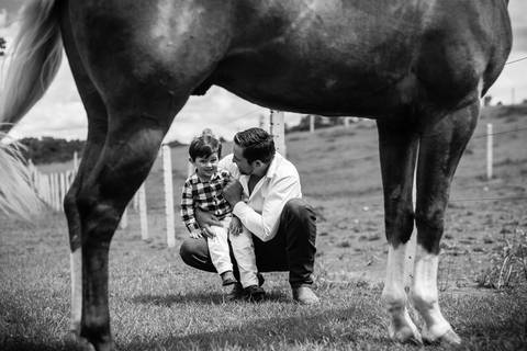 edinelson-caballo-papá-hijo-blancoynegro'
