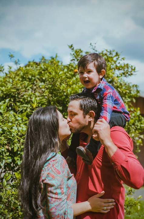edinelson-camila-beso-familia-verde'