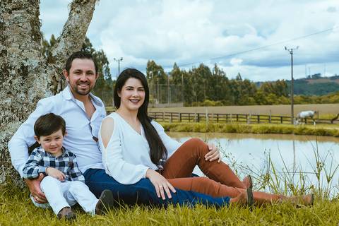 laguna-edinelson-camila-henrique-familia-abrazo'