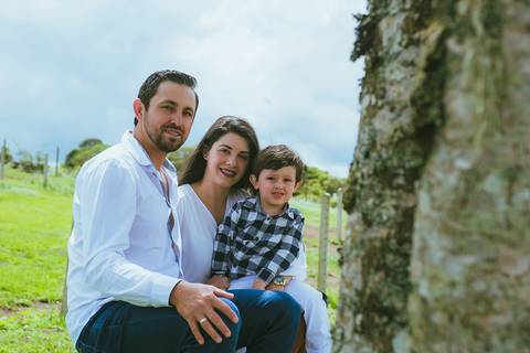 edinelson-camila-henrique-familia-sentados-paisaje'
