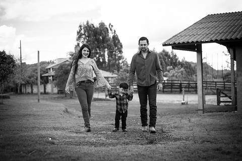 edinelson-camila-henrique-caminando-blancoynegro-aire-libre-campo'