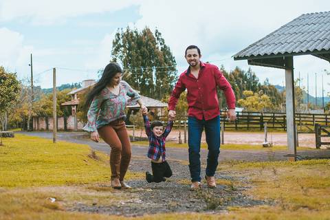 edinelson-camila-henrique-familia-sentados-paisaje-salto'
