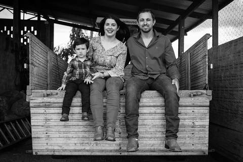 edinelson-camila-henrique-familia-sentados-paisaje-blancoynegro-camion'